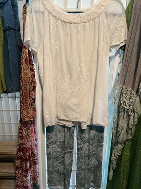 White Embroidered Short-Sleeve size 14  Top & leaf print XL pants bundle!